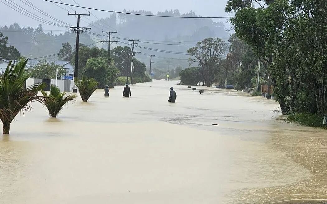 新西兰四地红色警报,奥克兰一男子在洪水中失踪;高位买房低位毁约,买家被判赔偿卖家超110万;进店偷玩具还动刀,3少年被捕(组图) - 8
