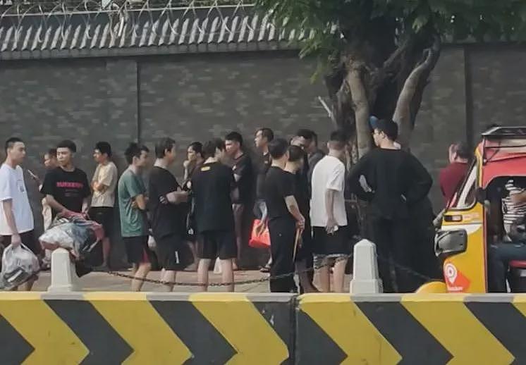 诈骗园区放人了!大批中国猪仔使馆外排队回家(组图) - 4