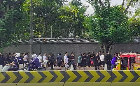 诈骗园区放人了!大批中国猪仔使馆外排队回家(组图) - 5