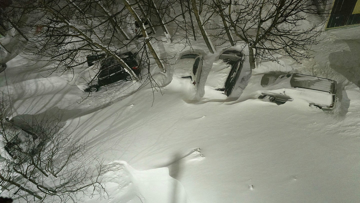 俄罗斯堪察加半岛罕见暴雪,民众疑跳楼出街却安然无恙(视频/组图) - 4