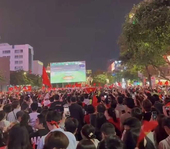 中国男子混在越南数万名球迷中“观战”：赛前挺紧张的（组图） - 3