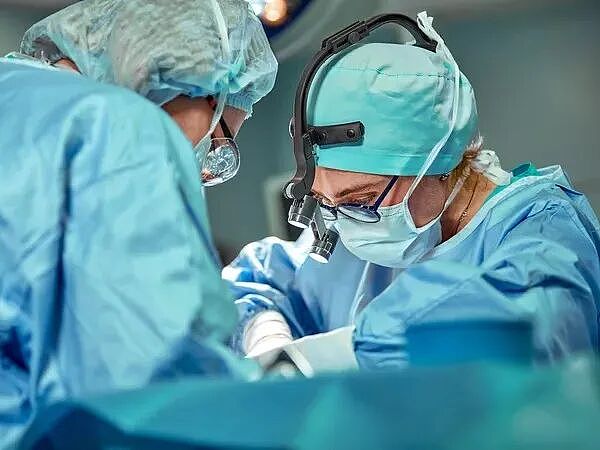 为了不让4岁女孩截肢，医生做了个疯狂的决定：把她小腿骨拆下来装在手臂上（组图） - 4