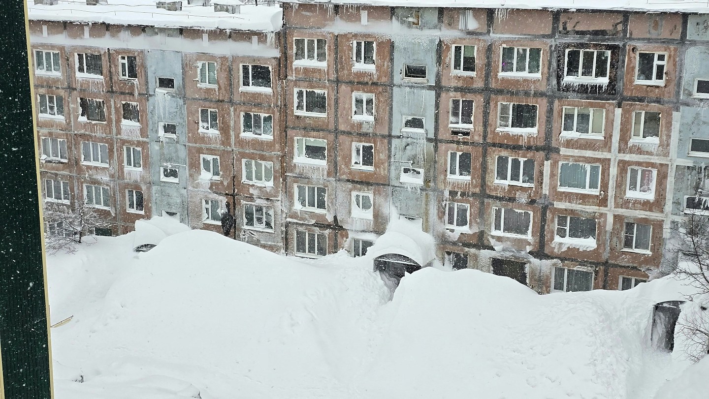 俄罗斯堪察加半岛罕见暴雪,民众疑跳楼出街却安然无恙(视频/组图) - 3