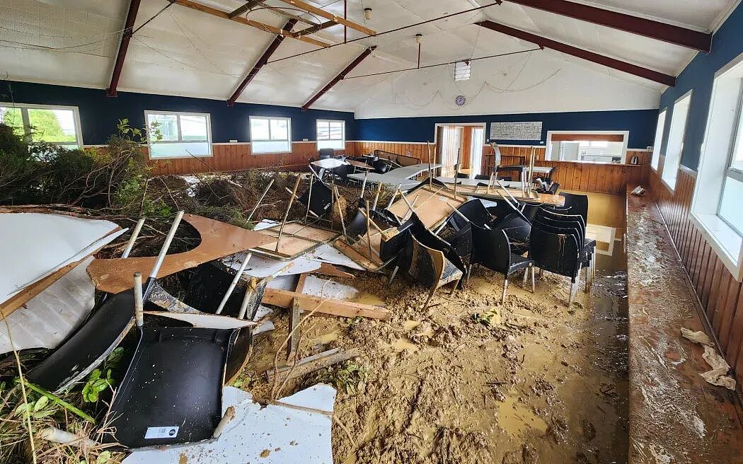 新西兰四地红色警报,奥克兰一男子在洪水中失踪;高位买房低位毁约,买家被判赔偿卖家超110万;进店偷玩具还动刀,3少年被捕(组图) - 6