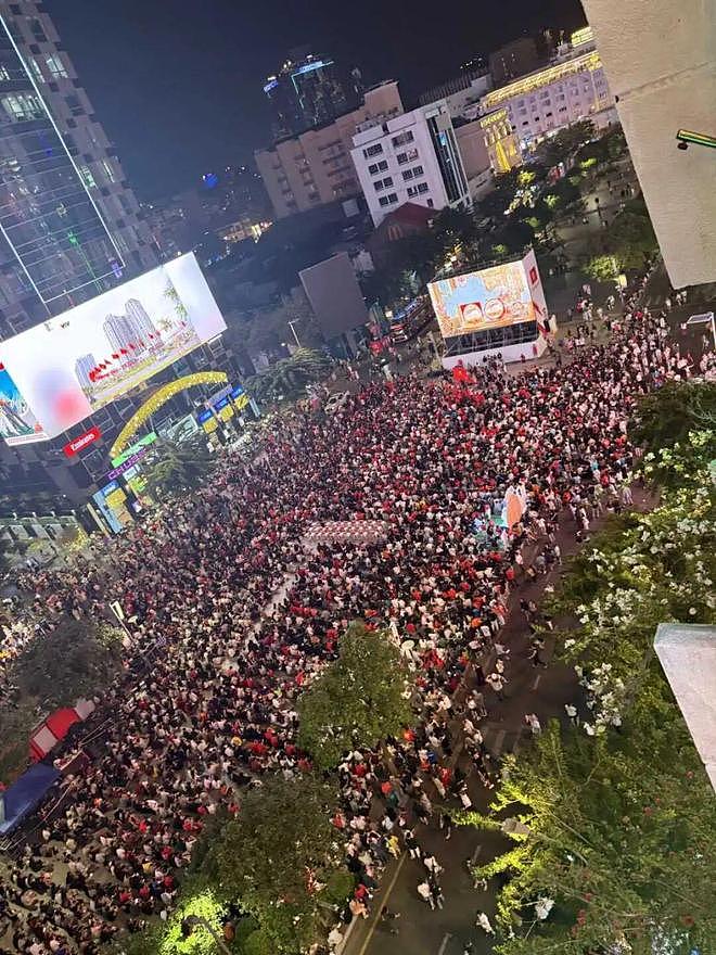 中国男子混在越南数万名球迷中“观战”：赛前挺紧张的（组图） - 1