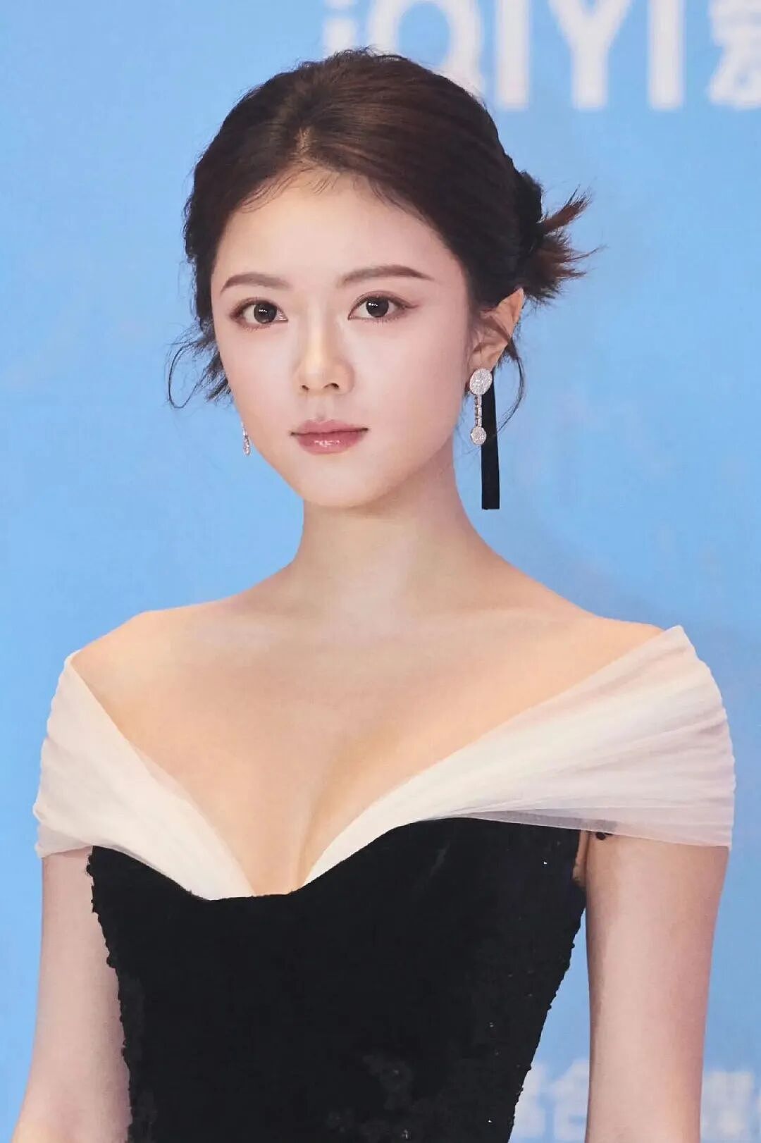 【美女】从国民闺女到轻熟女神!赵今麦写真露出事业线太性感撩人(组图) - 9