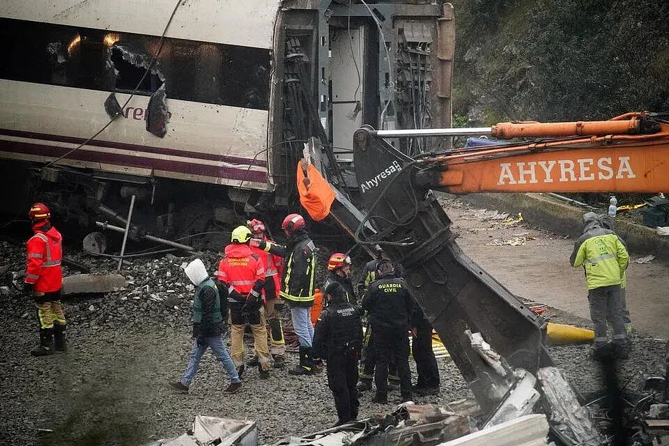西班牙列车再度出轨致多人死伤，距有史以来最严重脱轨事故仅隔两天！网友们阴谋论四起...（组图） - 7