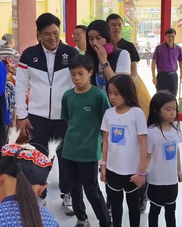 郭晶晶和老公出席科技活动，夫妻互动显恩爱，郭晶晶变瘦变漂亮了（组图） - 13