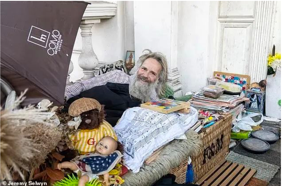 你敢信?伦敦流浪汉住在18亿豪宅门口,土豪邻居狂送各种奢侈品!看破防了...(组图) - 7