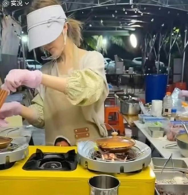 赵露思海南摆摊卖蛋糕，此前，生日会上含泪称以为无法再当演员（组图） - 1