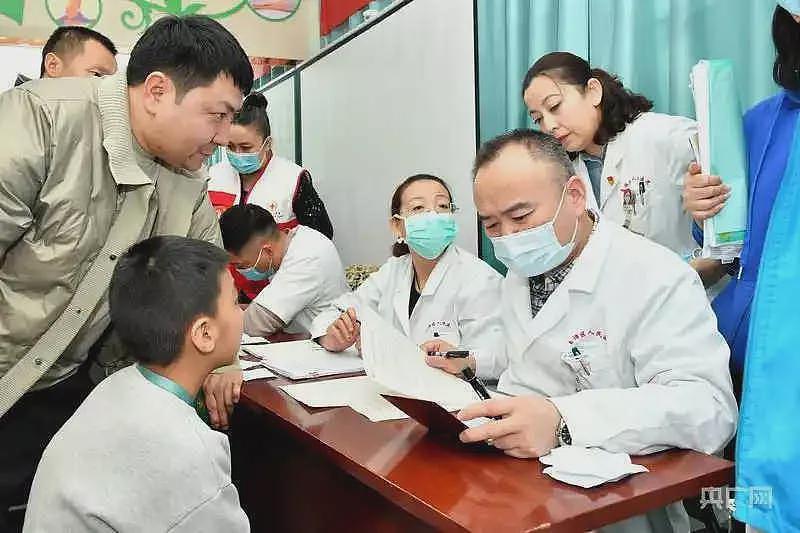 从演员、房地产 到慈善：李亚鹏的多面人生（组图） - 4