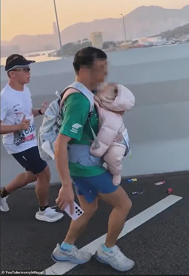 男子背着婴儿跑马拉松，网友炸锅！行为涉嫌虐童，香港警方介入调查（视频/组图） - 1