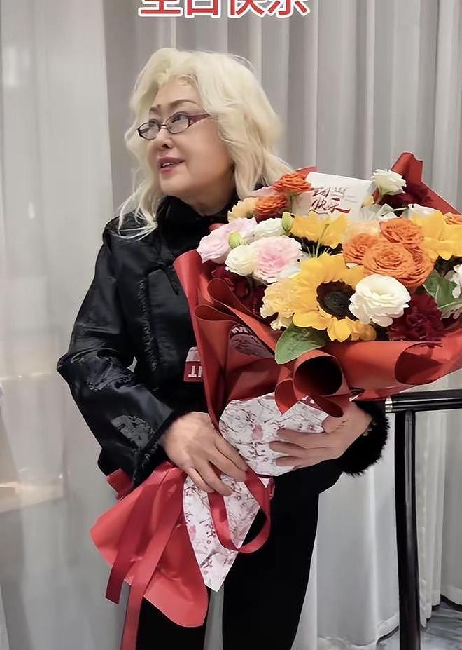 76岁斯琴高娃剧组庆生，红唇白发超时髦年轻40岁，走路不稳被搀扶（组图） - 5