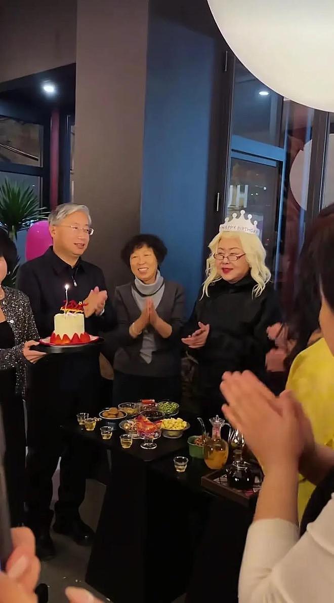 76岁斯琴高娃剧组庆生，红唇白发超时髦年轻40岁，走路不稳被搀扶（组图） - 3
