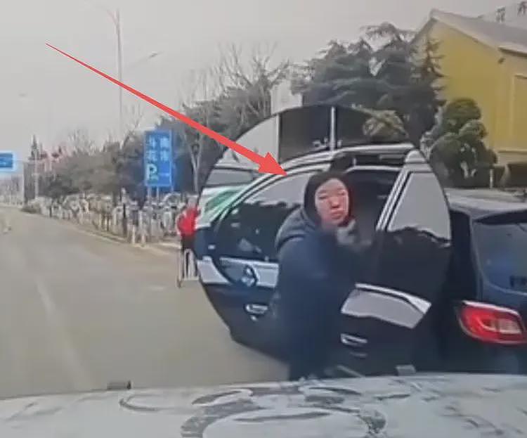 女子违停竖中指挑衅被撞：正脸被扒已社死，内情流出，司机疑发声（组图） - 4