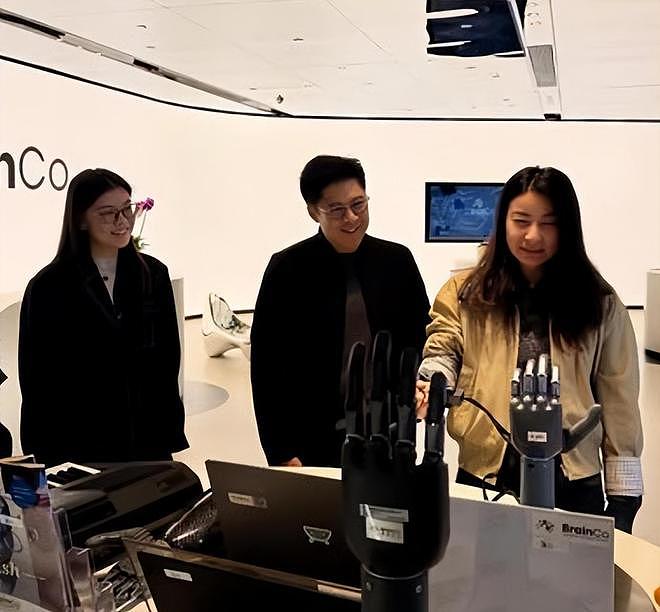 郭晶晶和老公出席科技活动，夫妻互动显恩爱，郭晶晶变瘦变漂亮了（组图） - 2