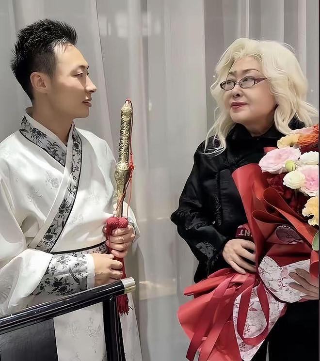 76岁斯琴高娃剧组庆生，红唇白发超时髦年轻40岁，走路不稳被搀扶（组图） - 4