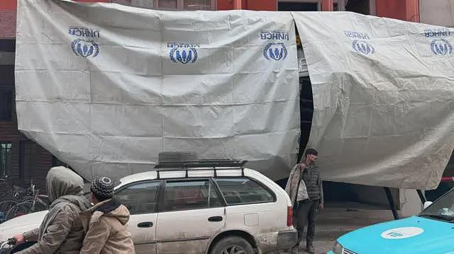 喀布尔发生致命爆炸后，北京要求塔利班保护在阿中国公民（图） - 1