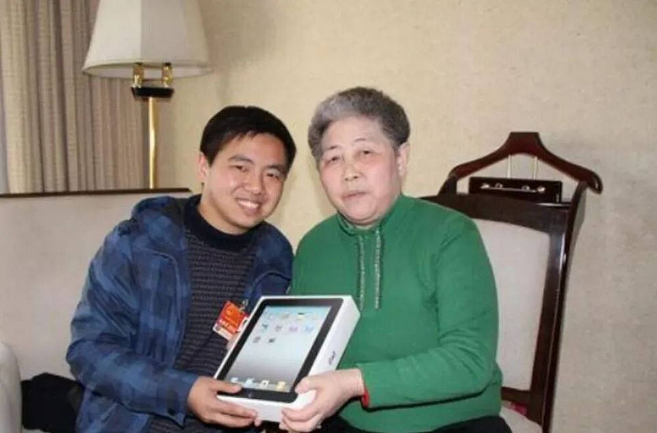 热搜炸了！俩儿不争气，79岁陶华碧再出山，老干妈三年狂赚54亿（组图） - 5