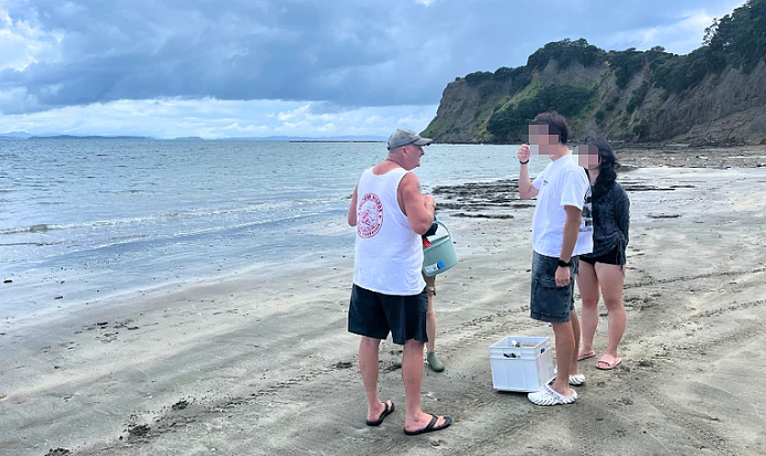 全网热议！华人被贴 “bucket people”标签！新西兰百人围滩抗议，矛头直指华人！小红书“赶海贴”竟成导火索（组图） - 12