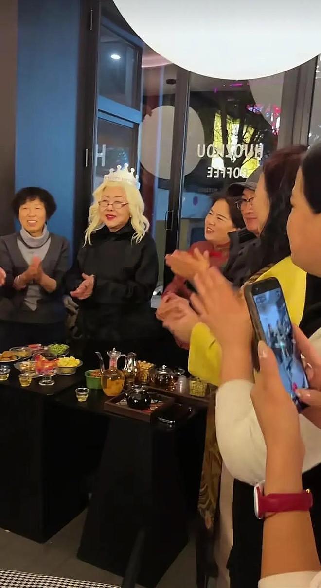 76岁斯琴高娃剧组庆生，红唇白发超时髦年轻40岁，走路不稳被搀扶（组图） - 2