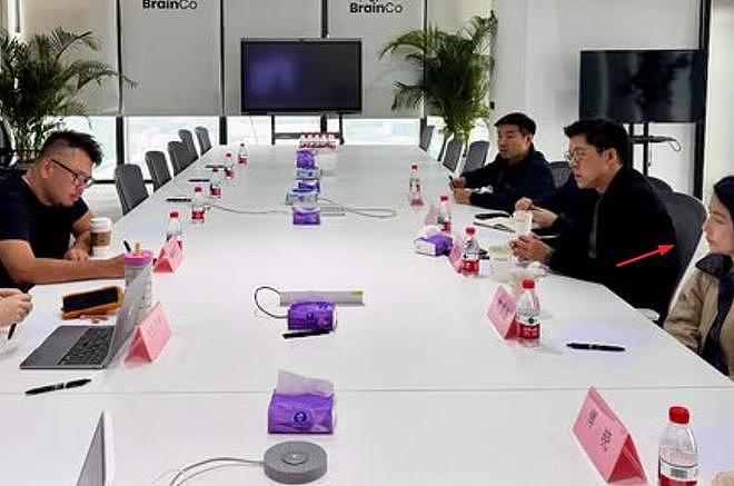 郭晶晶和老公出席科技活动，夫妻互动显恩爱，郭晶晶变瘦变漂亮了（组图） - 4