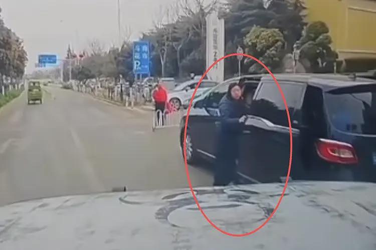 女子违停竖中指挑衅被撞：正脸被扒已社死，内情流出，司机疑发声（组图） - 3