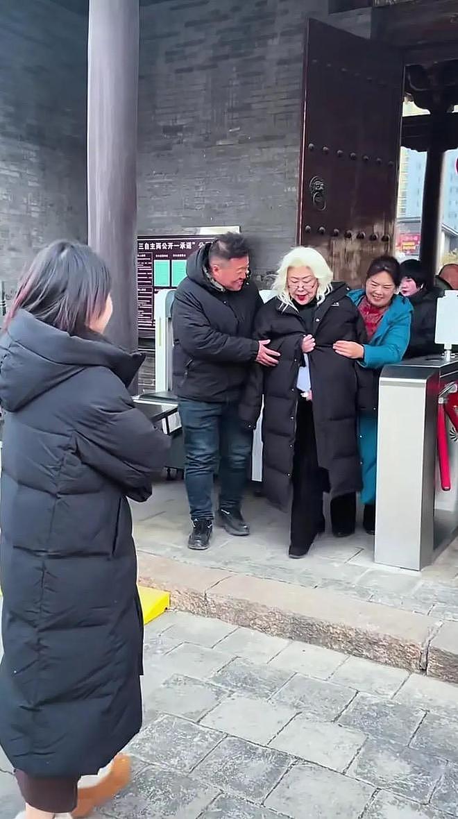 76岁斯琴高娃剧组庆生，红唇白发超时髦年轻40岁，走路不稳被搀扶（组图） - 10