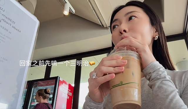 程晓玥澳洲产检，孕晚期在别墅泳池游泳，孕肚又大又圆没妊娠纹（组图） - 4