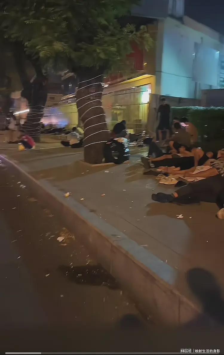 网友分享柬埔寨中国大使馆门口，躺着一群从园区逃出来的同胞（组图） - 2