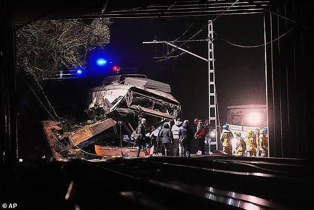 西班牙列车再度出轨致多人死伤，距有史以来最严重脱轨事故仅隔两天！网友们阴谋论四起...（组图） - 14