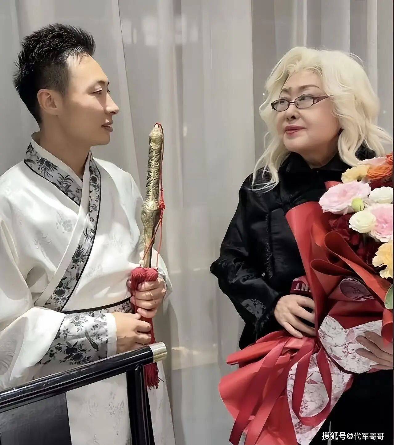 76岁斯琴高娃近况曝光！第三任丈夫已离世4年，生日妆容引发热议（组图） - 2
