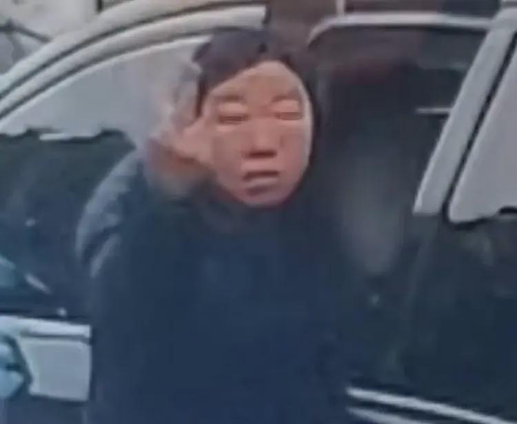 女子违停竖中指挑衅被撞：正脸被扒已社死，内情流出，司机疑发声（组图） - 11