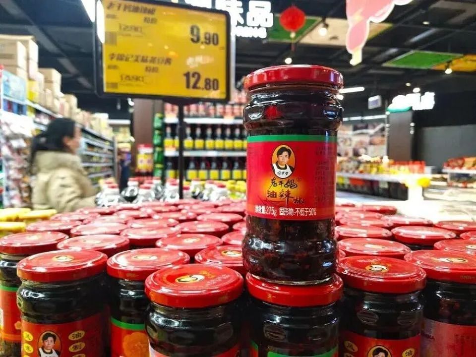 热搜炸了！俩儿不争气，79岁陶华碧再出山，老干妈三年狂赚54亿（组图） - 6