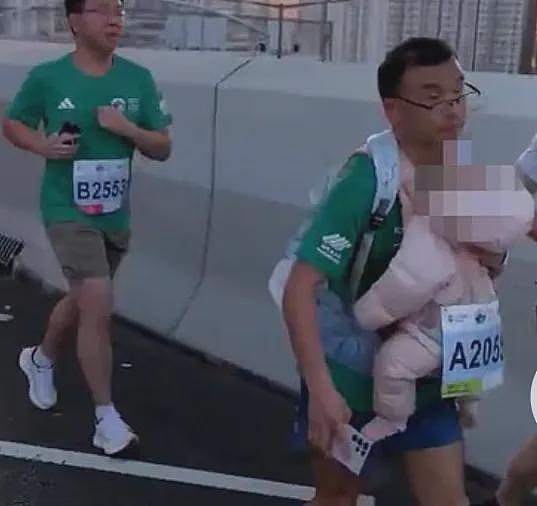 男子背着婴儿跑马拉松，网友炸锅！行为涉嫌虐童，香港警方介入调查（视频/组图） - 2