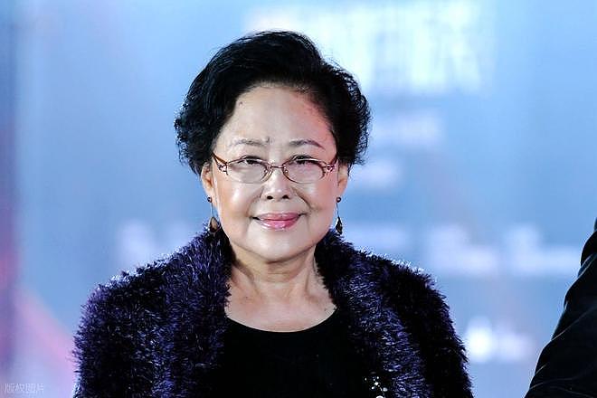 76岁斯琴高娃剧组庆生，红唇白发超时髦年轻40岁，走路不稳被搀扶（组图） - 1