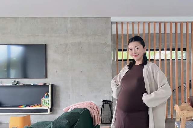 程晓玥澳洲产检，孕晚期在别墅泳池游泳，孕肚又大又圆没妊娠纹（组图） - 8