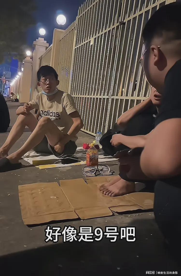 网友分享柬埔寨中国大使馆门口，躺着一群从园区逃出来的同胞（组图） - 3
