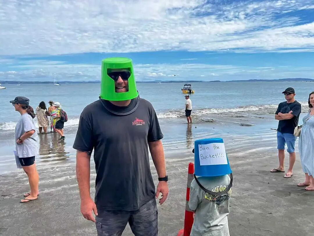 全网热议！华人被贴 “bucket people”标签！新西兰百人围滩抗议，矛头直指华人！小红书“赶海贴”竟成导火索（组图） - 18