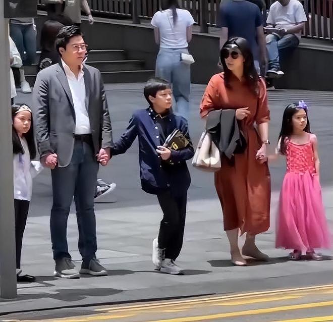 郭晶晶和老公出席科技活动，夫妻互动显恩爱，郭晶晶变瘦变漂亮了（组图） - 12