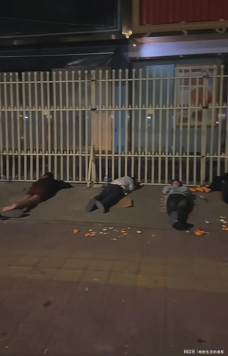 网友分享柬埔寨中国大使馆门口，躺着一群从园区逃出来的同胞（组图） - 4