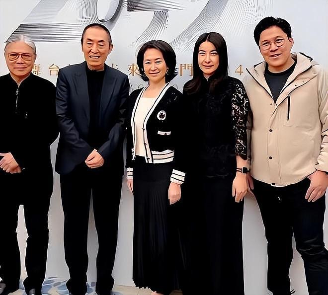 郭晶晶和老公出席科技活动，夫妻互动显恩爱，郭晶晶变瘦变漂亮了（组图） - 5