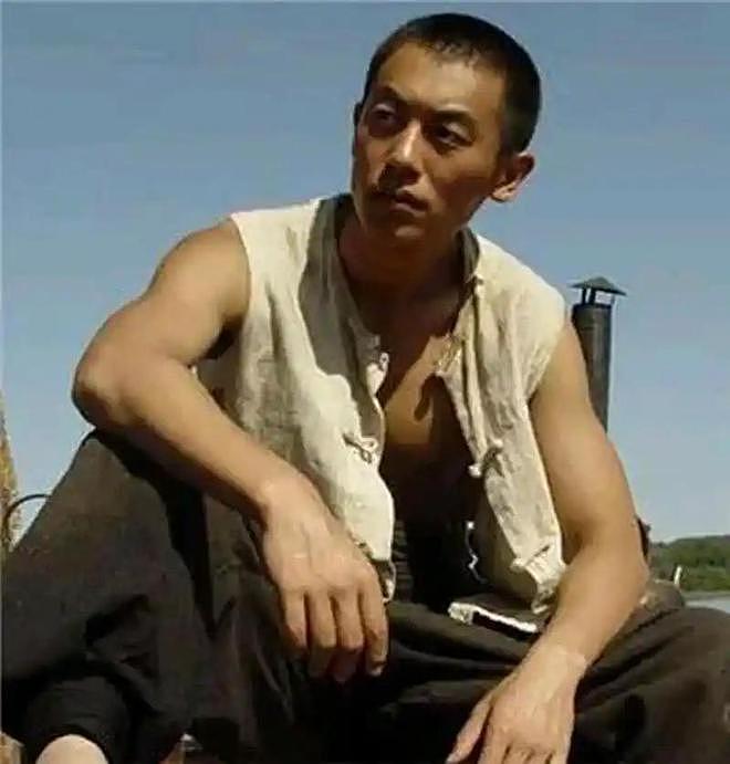 不下桌总有机会开席！41岁丑闻缠身的朱亚文，这次要“翻身”了（组图） - 4