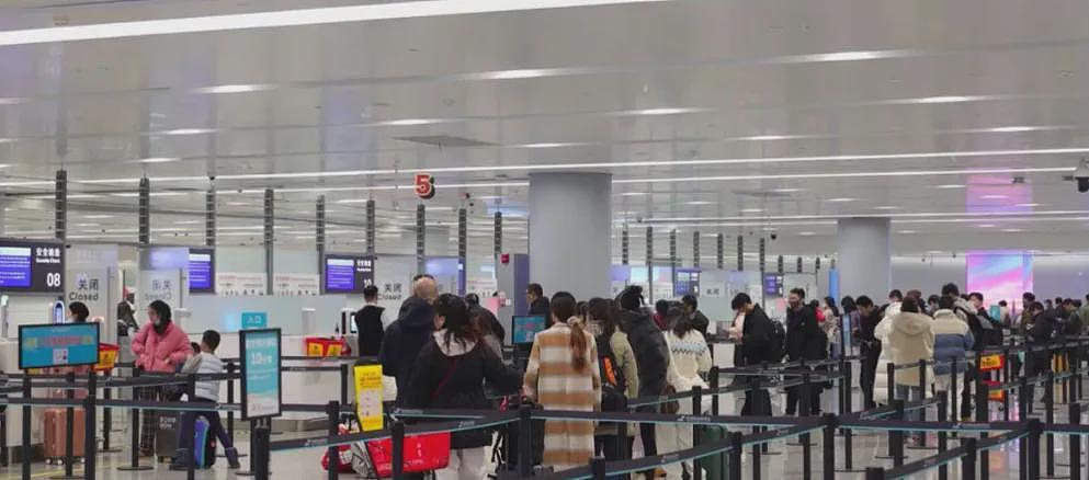 拿PR后回中国长居？当心入境被关“小黑屋”，多名华人遭移民局盘查（组图） - 1