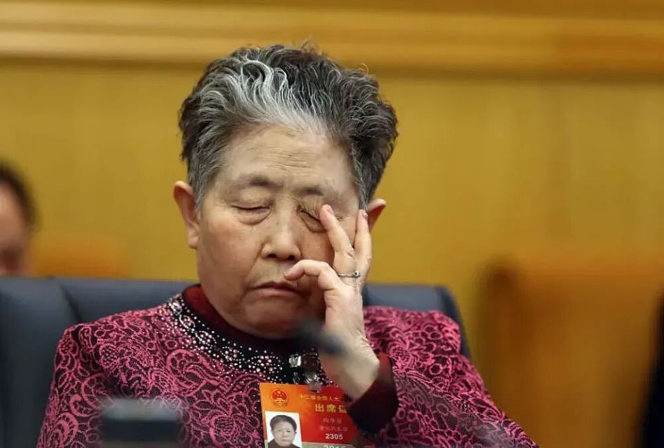 热搜炸了！俩儿不争气，79岁陶华碧再出山，老干妈三年狂赚54亿（组图） - 1