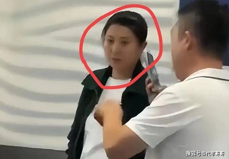 闫学晶哭穷风波后首次露面！旧账被彻底翻出（组图） - 1