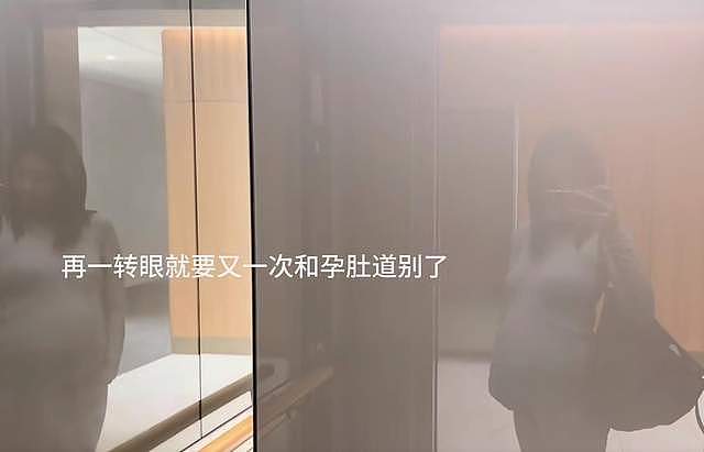 程晓玥澳洲产检，孕晚期在别墅泳池游泳，孕肚又大又圆没妊娠纹（组图） - 1