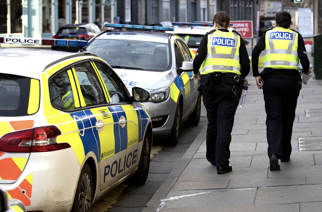 特朗普19岁儿子玩网聊，竟跨国报警拯救伦敦女网友？英媒赞他英雄，网友：就这（组图） - 7