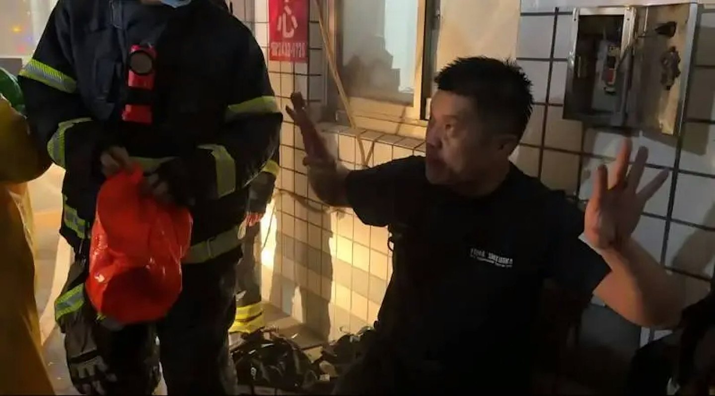 基隆恶火2死4伤！41岁消防小队长3入火场脱氧气面罩给受困女殉职（组图） - 11