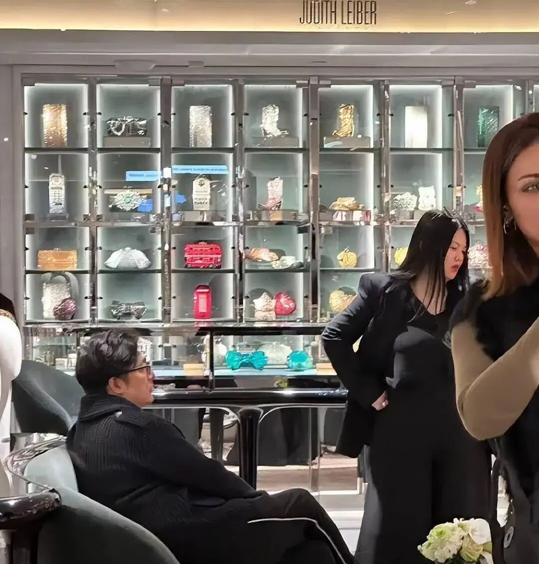 亿万富商入狱！为钱狂追知名女星，广撒网后前任自杀？（组图） - 44